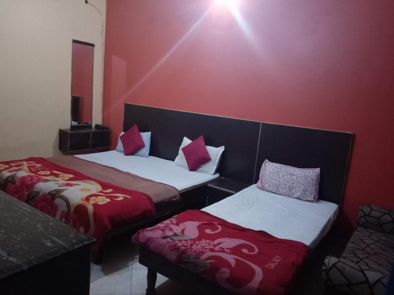 Yash Guest House 01 Minute Walk In Nizamuddin Railway Station Nueva Delhi Exterior foto