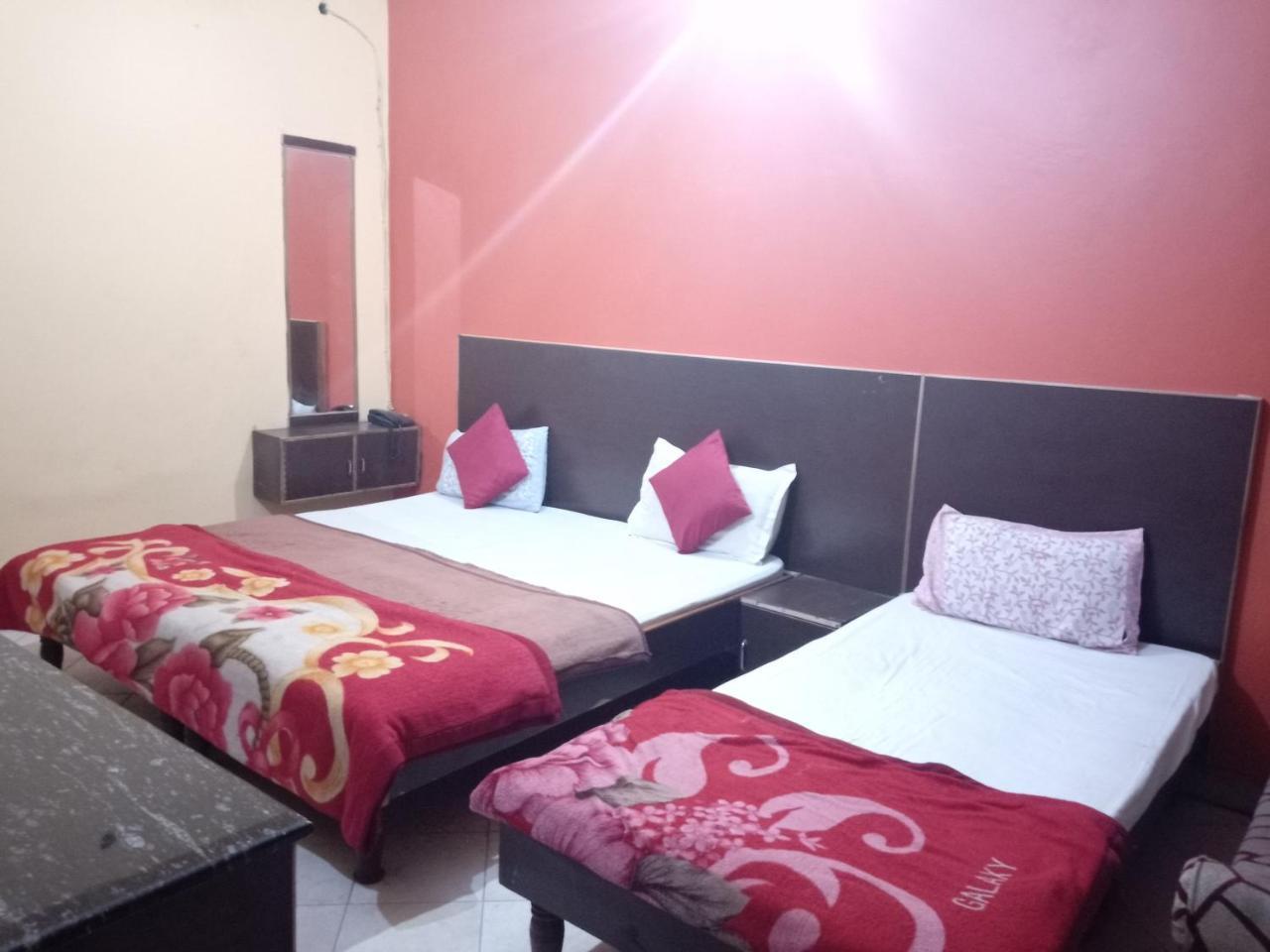 Yash Guest House 01 Minute Walk In Nizamuddin Railway Station Nueva Delhi Exterior foto
