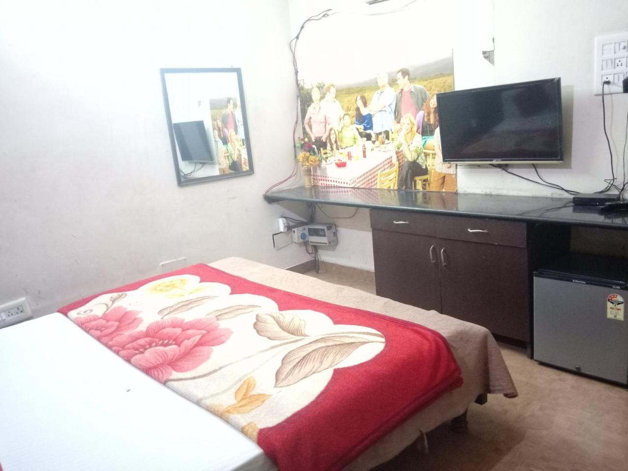 Yash Guest House 01 Minute Walk In Nizamuddin Railway Station Nueva Delhi Exterior foto